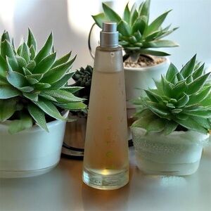 L'Eau d'Issey is a fragrance for women by Issey Miyake. No lid